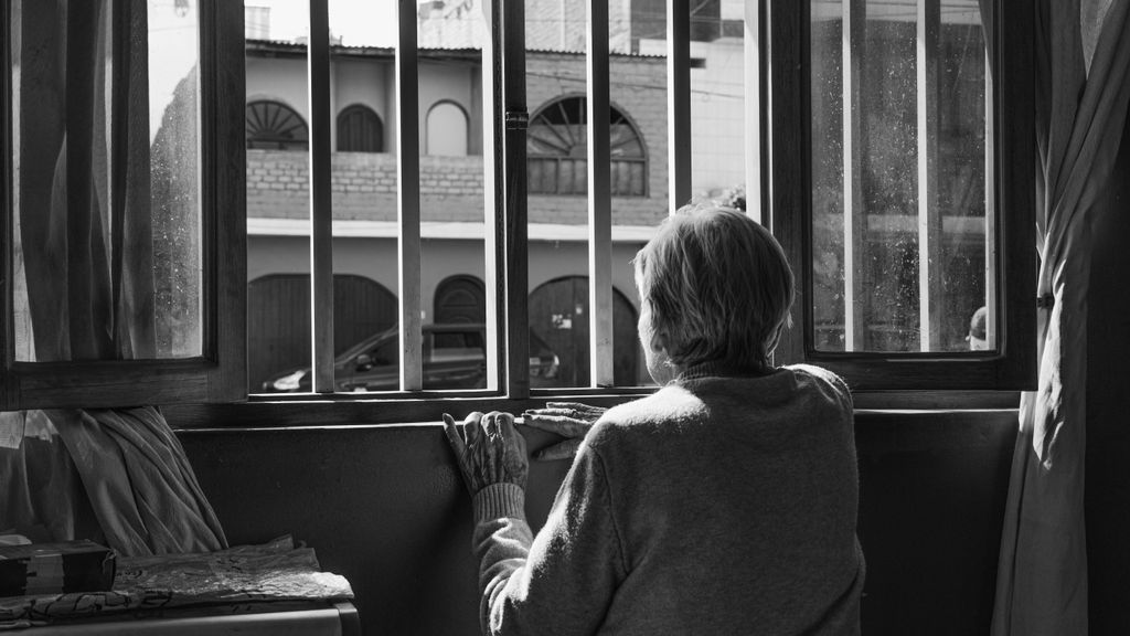 Una persona anciana en su casa