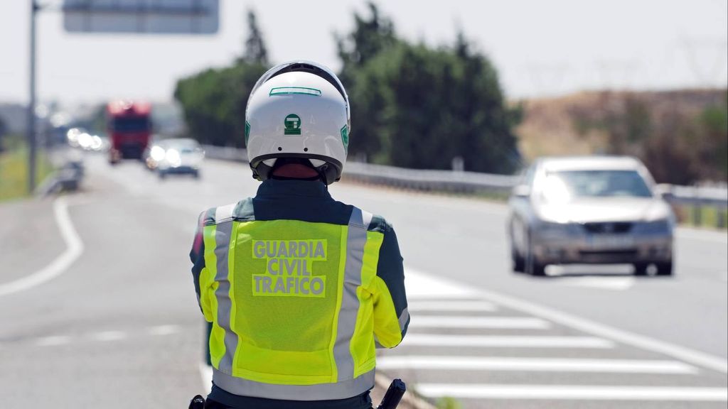 Agente de la Guardia Civil controlando el tráfico