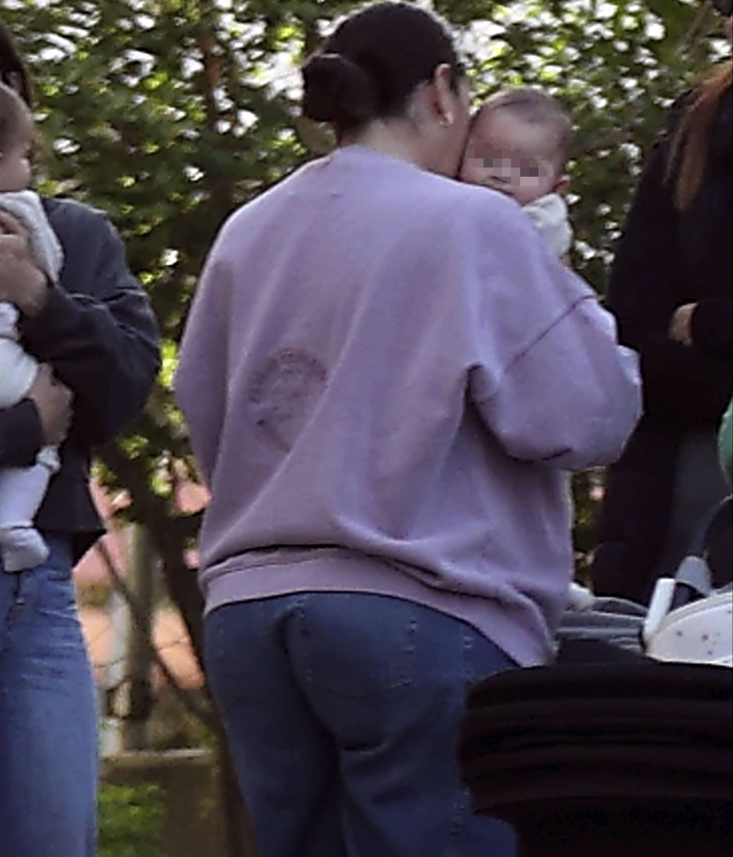 Anabel, con su madre y su hija en brazos