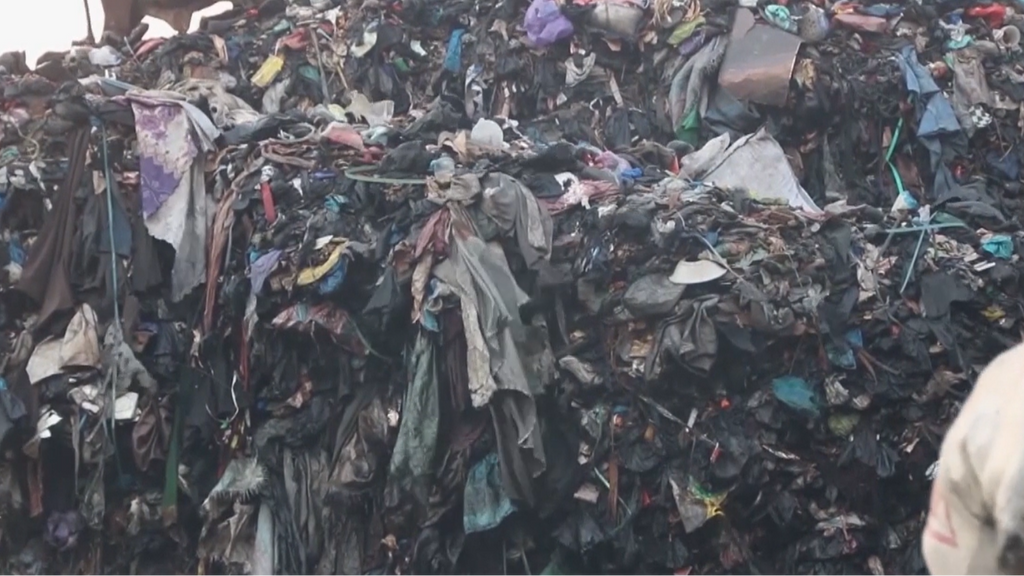 El impacto ambiental del 'fast fashion': el 85% de la ropa que se produce acaba en vertederos o incineradoras