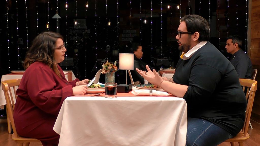 El intenso debate de dos solteros de ‘First Dates’ sobre la extinción del vello corporal en el ser humano