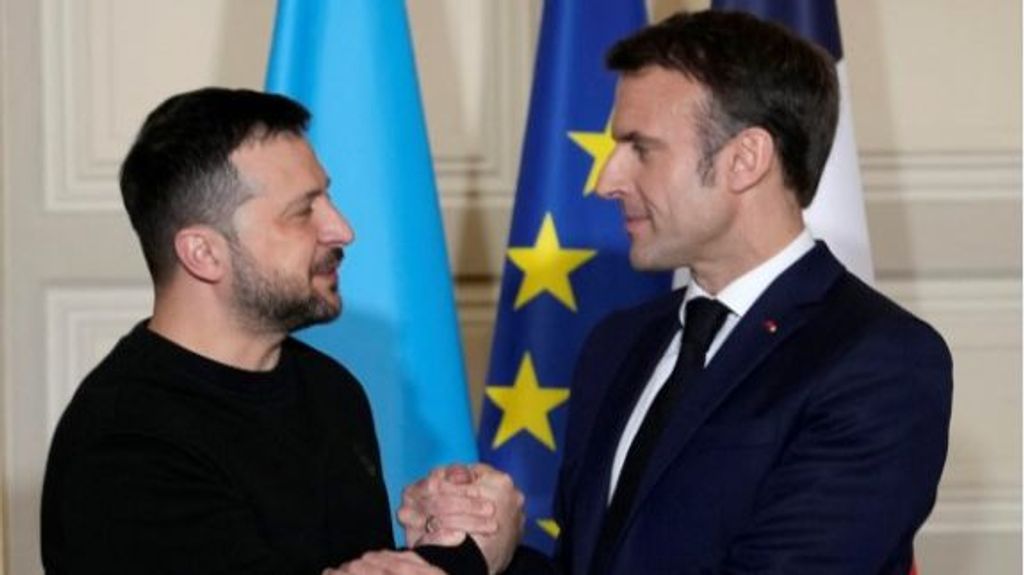Emmanuel Macron y Volodimir Zelenski, presidente de Francia y Ucrania, respectivamente