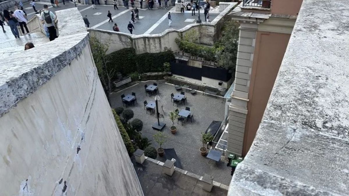 Imagen del muro desde el que una mujer española ha caído al vacío, al lado de la Plaza de España, en Roma.