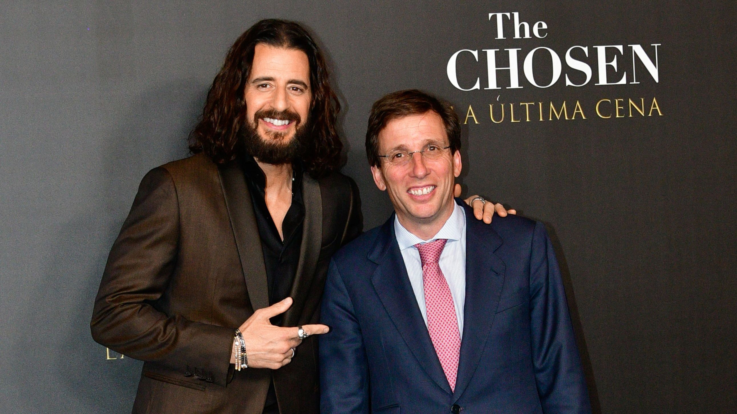 José Luis Martínez-Almeida posa con Jonathan Roumie, protagonista de ‘The Chosen: La última cena’.