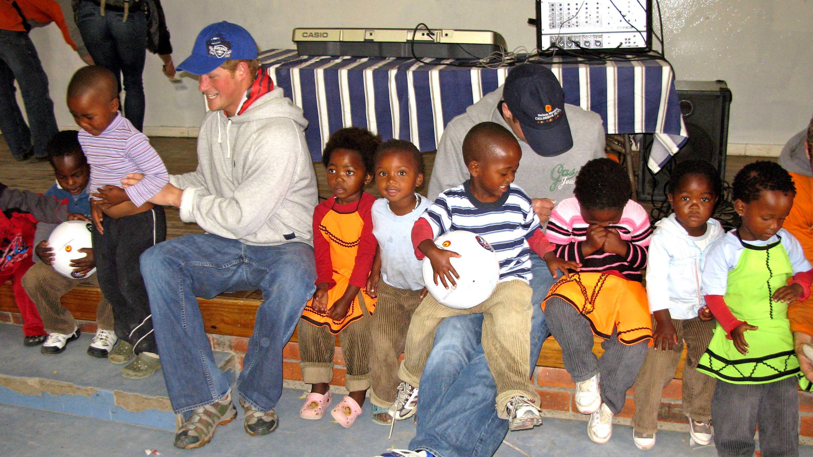 Los príncipes Harry y Guillermo recaudando fondos para organizaciones benéficas africanas, incluida Sentebale, en 2008.