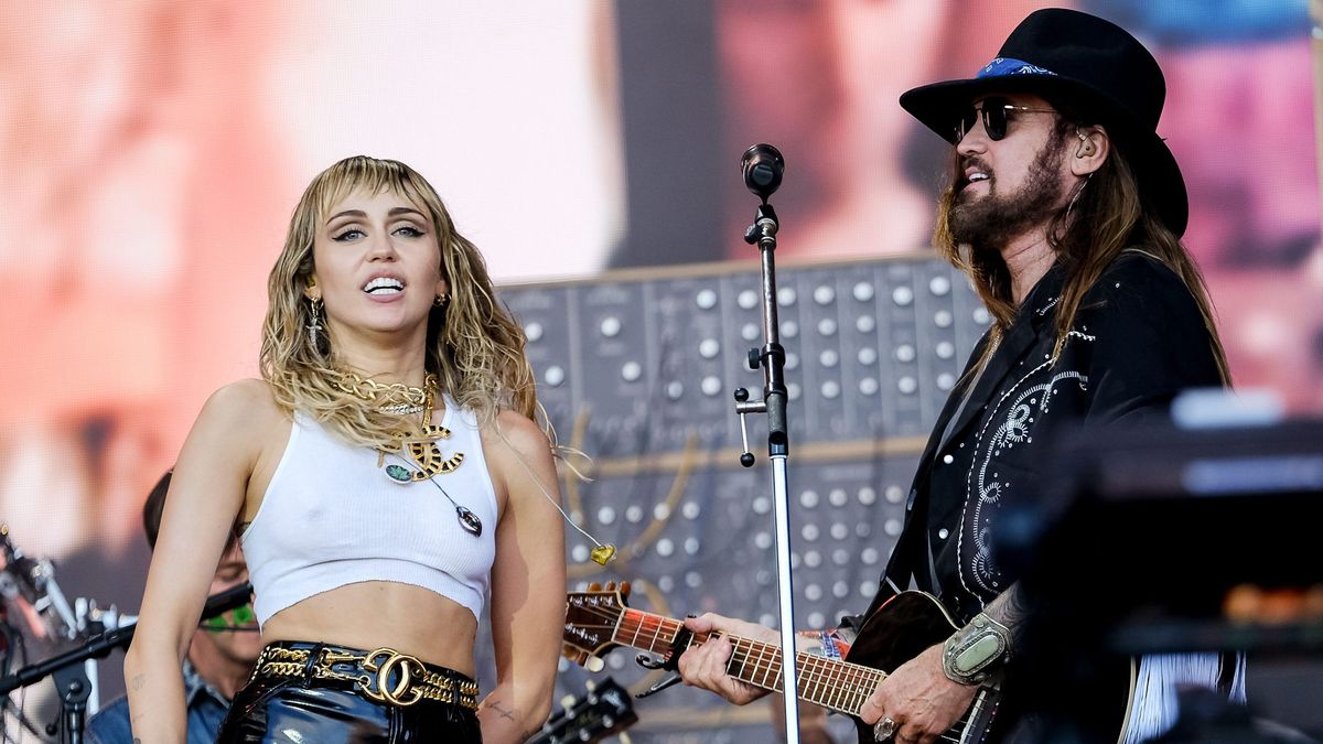 Miley Cyrus y su padre, Billy Ray Cyrus, en una imagen de archivo.