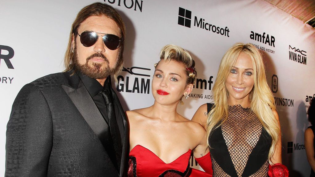 Miley Cyrus y sus padres en una imagen de archivo.