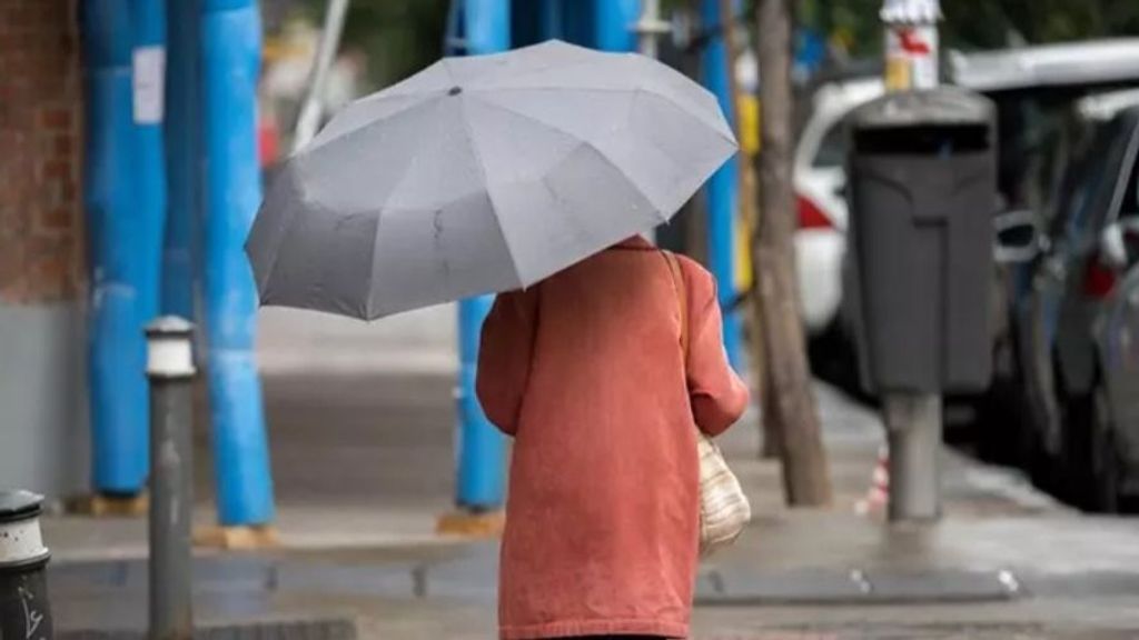 mujer con paraguas