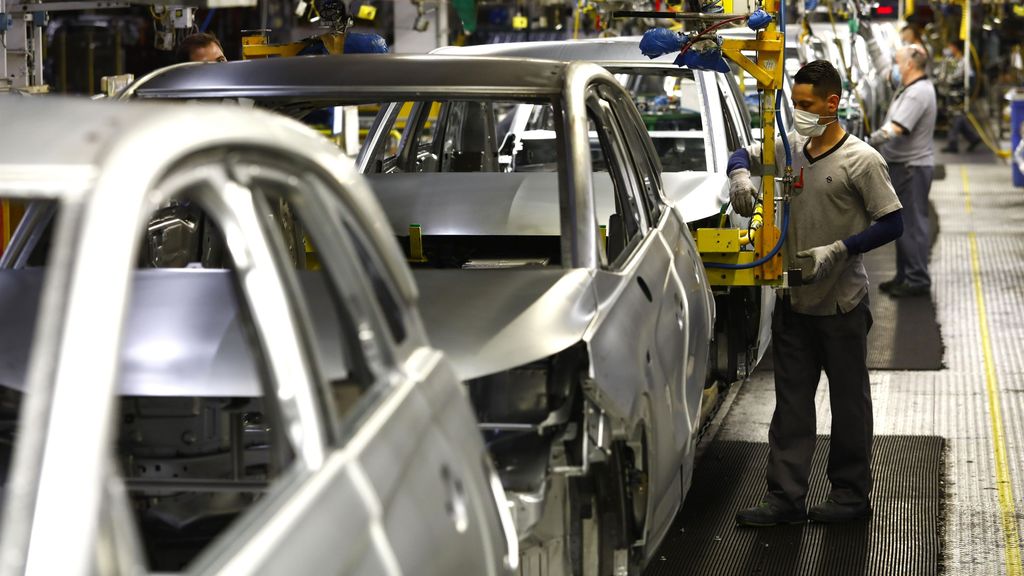 Donald Trump anuncia aranceles del 25% a los coches fabricados fuera de Estados Unidos y Bruselas responde