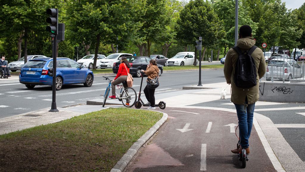 Dos personas se mueven en patinete eléctrico