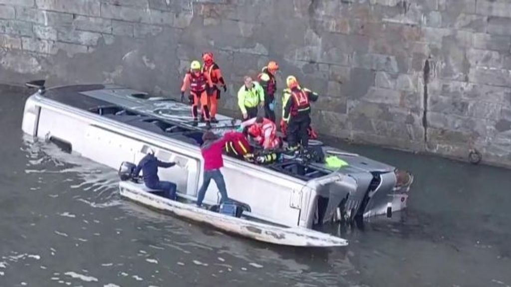 Muere el conductor de un autobús turístico al caer al río en Turín