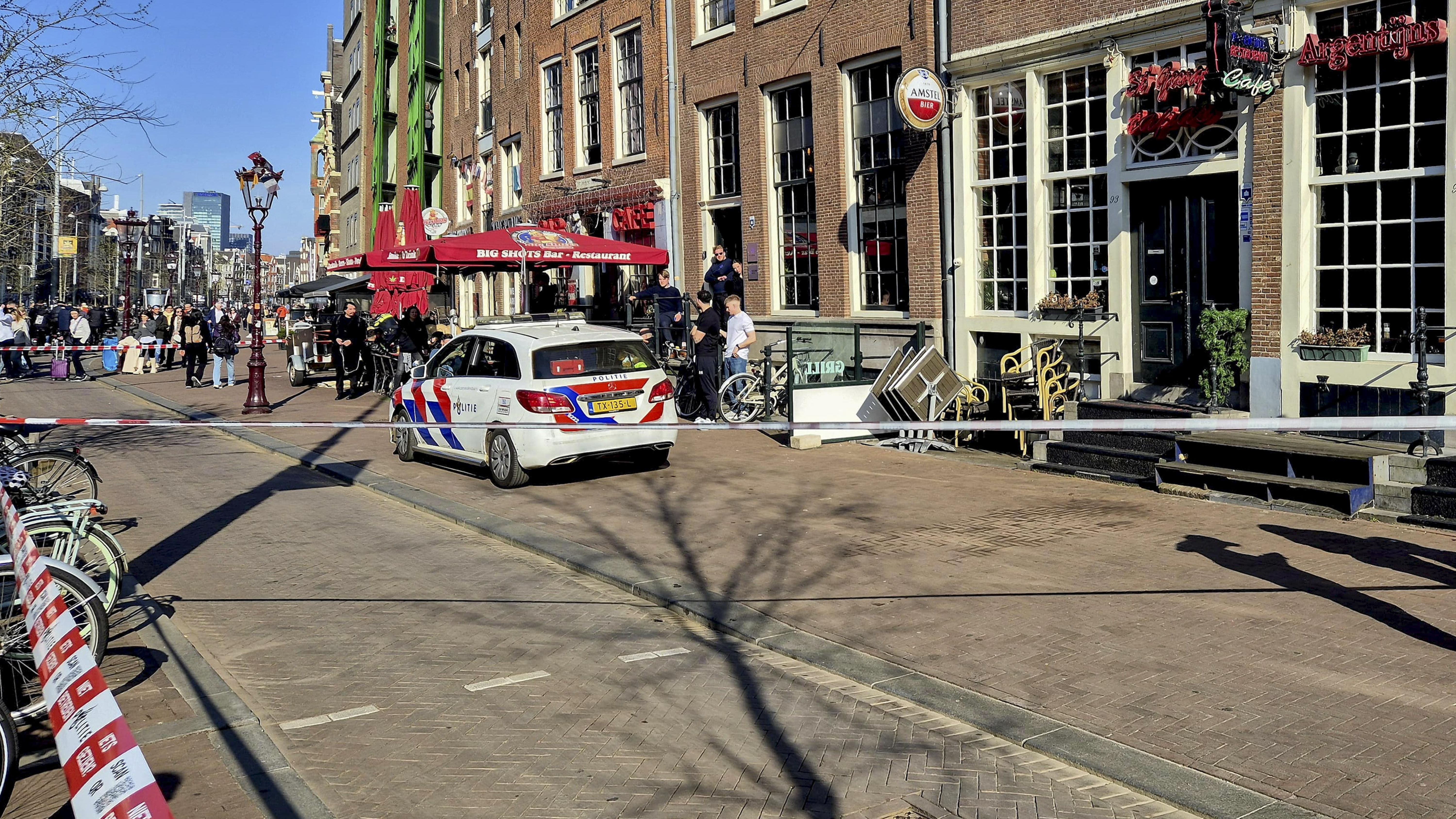 La Policía en el lugar del apuñalamiento cerca de la plaza Dam de Ámsterdam