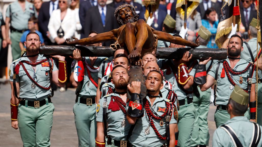 Legionarios durante el traslado en 2023 del Cristo de la Buena Muerte en Málaga