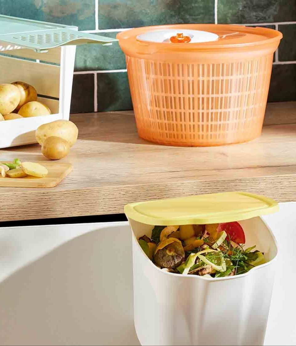 Cubo de basura colgado en un mueble de la cocina