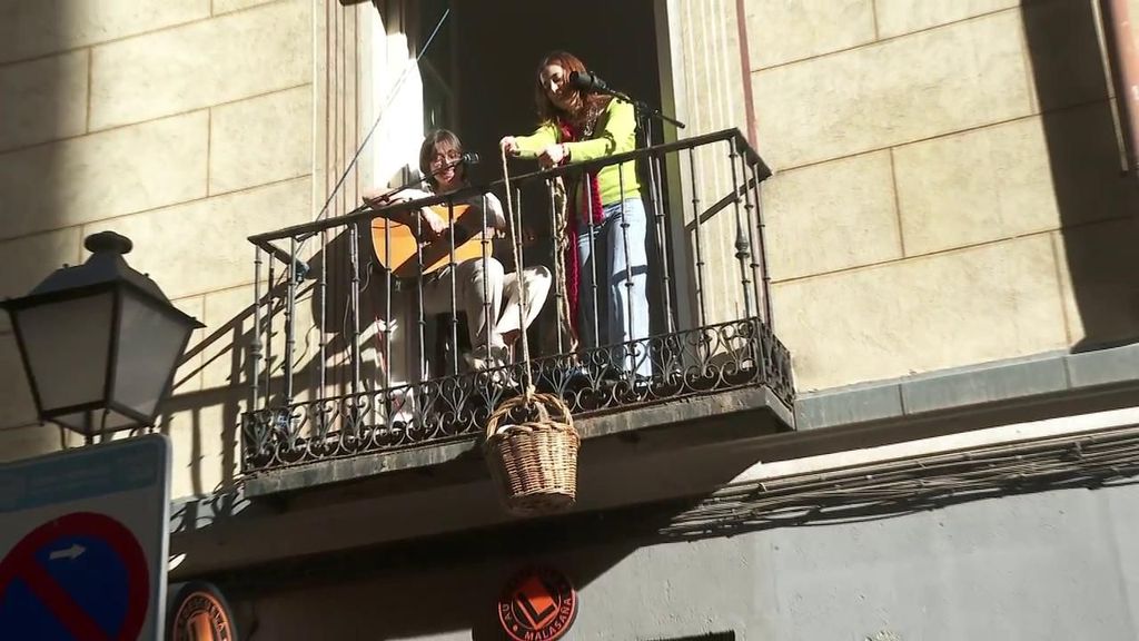 'El balcón' de la calle Pez, en Madrid: un escenario entre el suelo y el cielo para artistas emergentes