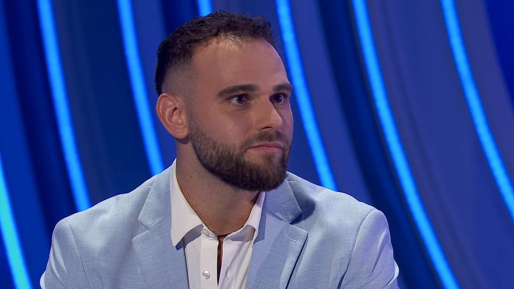 Dos amigos se reencuentran tras meses sin hablarse y uno le lanza una pregunta comprometida sobre su pasado Hay una cosa que te quiero decir Temporada 1 Top Vídeos 62