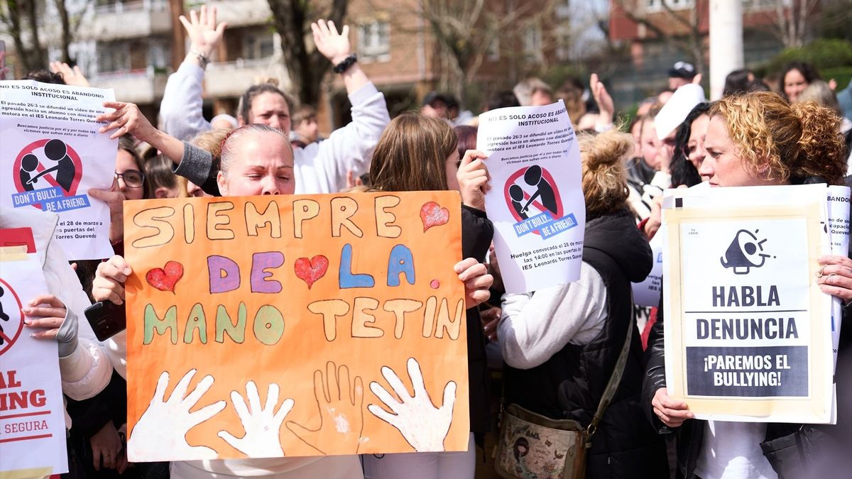 Indignación y protestas frente al instituto de Antonio, el menor con parálisis cerebral y víctima de acoso escolar