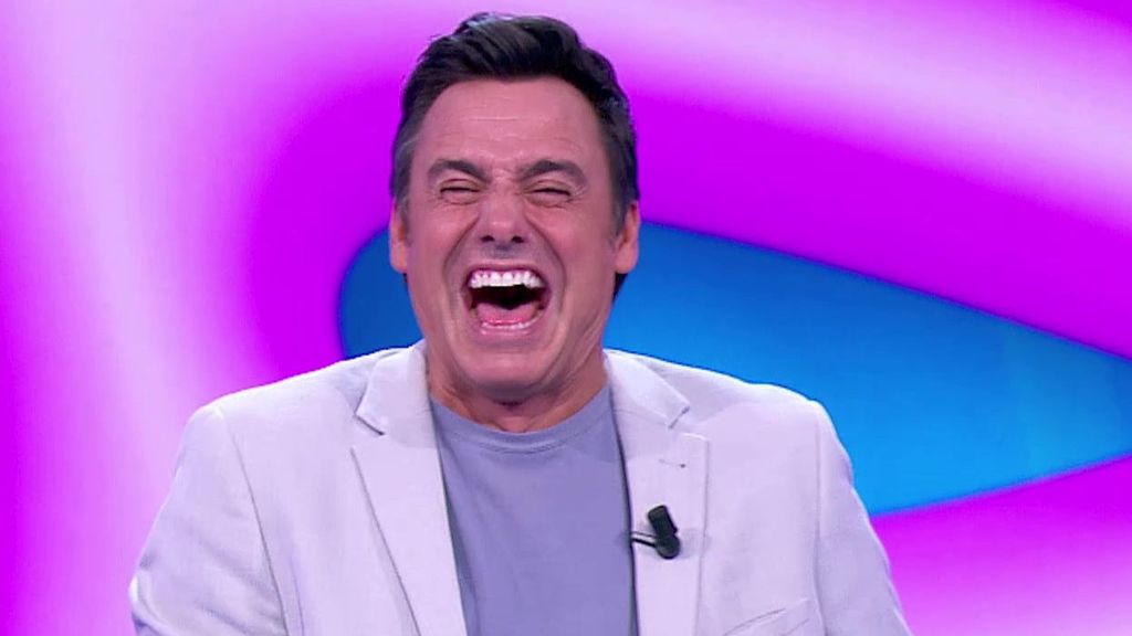 Ion Aramendi sufre un ataque de risa en directo tras la respuesta de un concursante en 'Reacción en cadena'