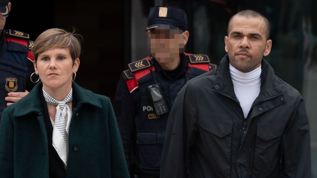 La abogada de Dani Alves, Inés Guardiola, y el exfutbolista Dani Alves a su salida de la cárcel de Can Brians