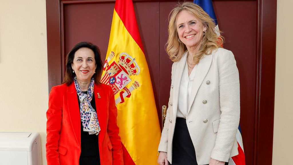 La ministra de Defensa, Margarita Robles, y su homóloga islandesa, Thorgerour Katrín Gunnarsdotti