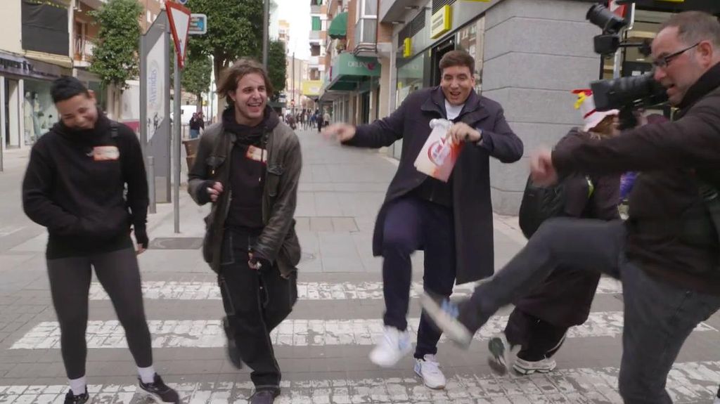 Madre e hijo ponen a bailar Pogo a todo el equipo de ‘Lo sabe no lo sabe’: "Hay que darse patadas"