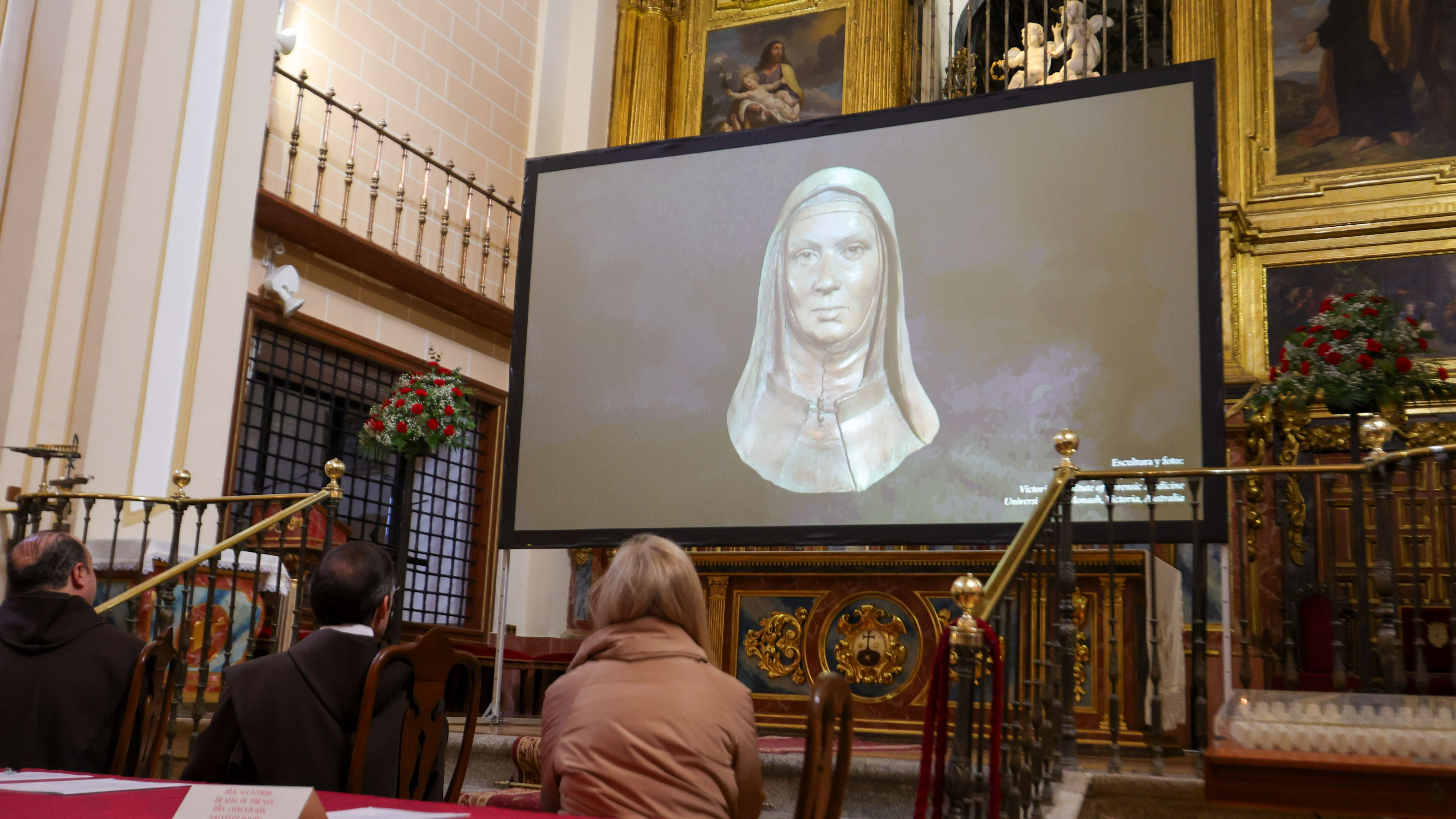 Presentación en la basílica de la Asunción de Alba de Tormes del rostro original de Santa Teresa dentro del estudio hecho en Australia