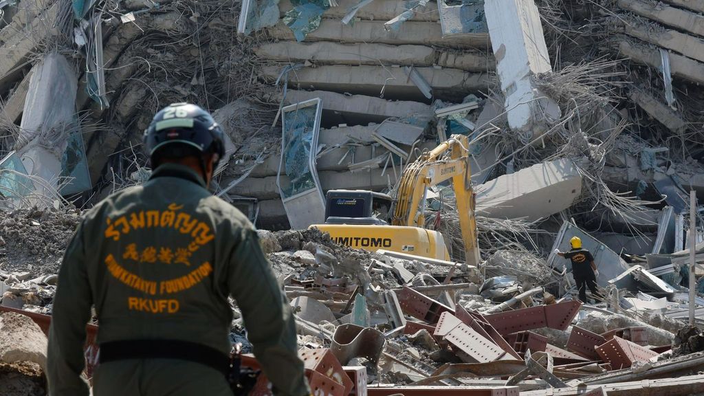 Un terremoto de magnitud 7,7 sacude a Birmania y se hace sentir en China y Tailandia desatando el pánico y derribando edificios
