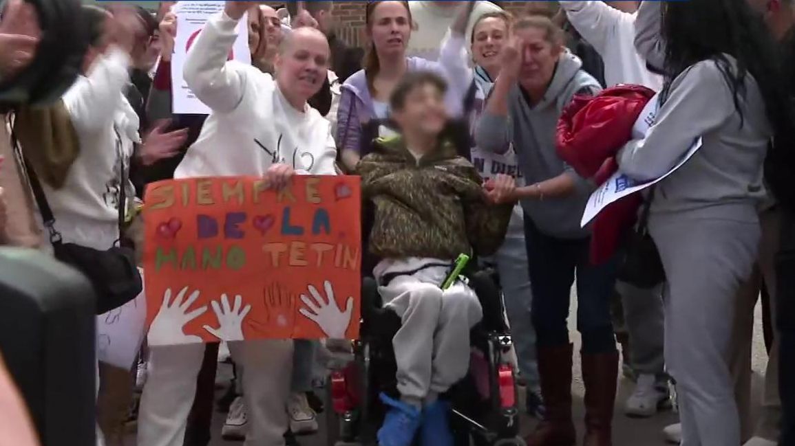 Una gran concentración de alumnos y familiares piden justicia frente al instituto donde acosaron a Antonio: "Que lo separen de esos agresores"