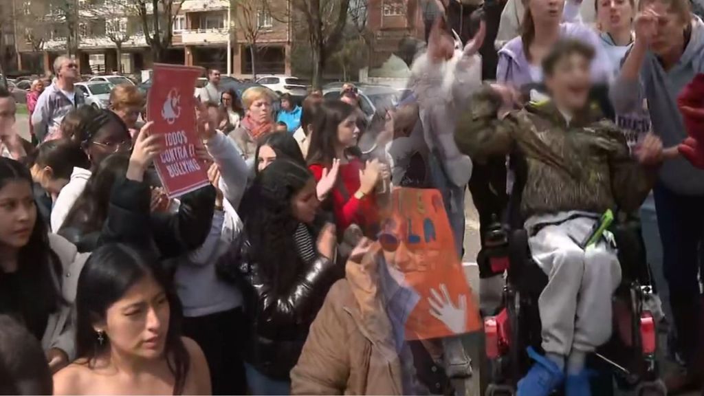 Una gran concentración de alumnos y familiares piden justicia frente al instituto donde acosaron a Antonio: "Que lo separen de esos agresores"