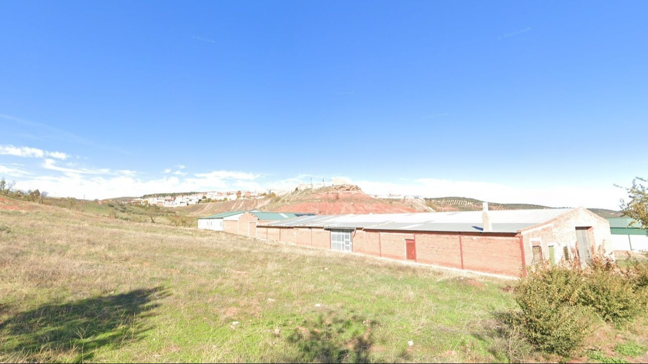 Fallece un hombre tras sufrir el impacto de la puerta de una nave en Albaladejo, Ciudad Real