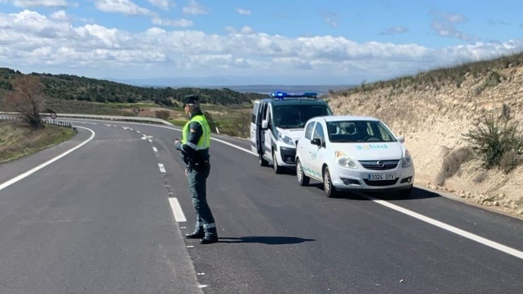 La Guardia Civil en el lugar del accidente donde ha fallecido un ciclista en Villamayor de Gállego, Zaragoza