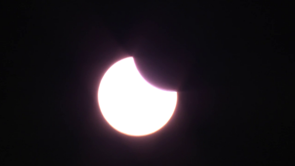 Miles de personas observan el eclipse parcial de Sol