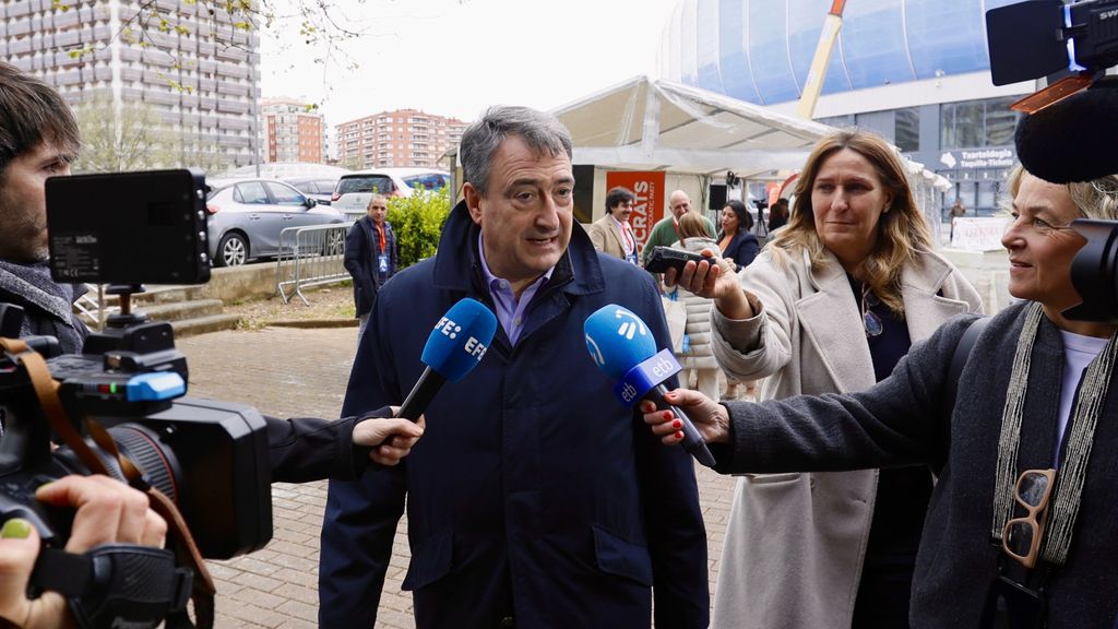 Aitor Esfaban atiende a los medios a la su llegada a la IX Asamblea General del PNV