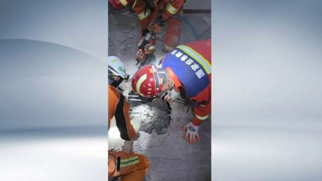 Hallan con vida a un anciano en Birmania tras pasar 40 horas  atrapado bajo los escombros después del terremoto