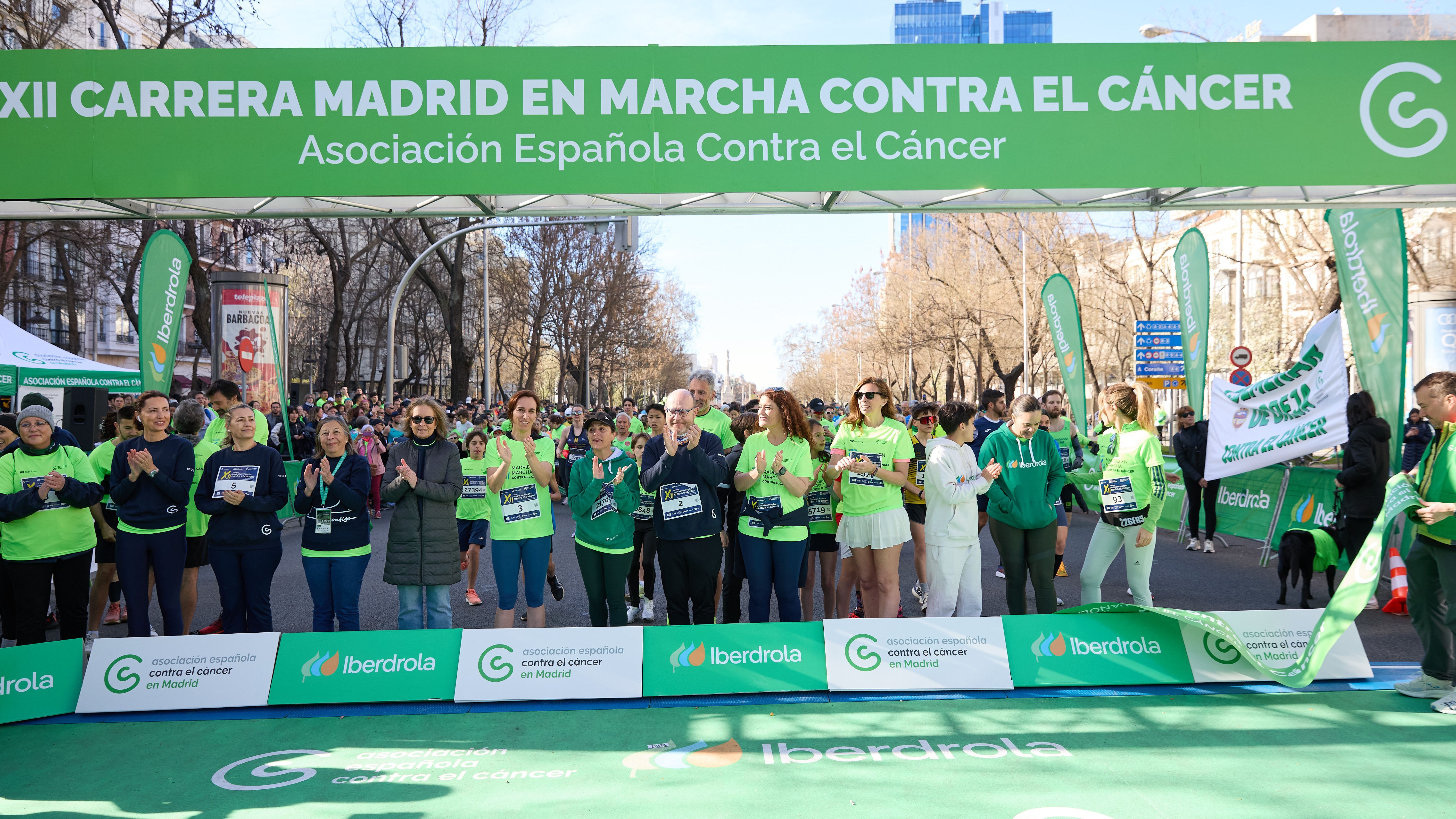 La ministra de Sanidad y María Pérez, entre las participantes en la carrera