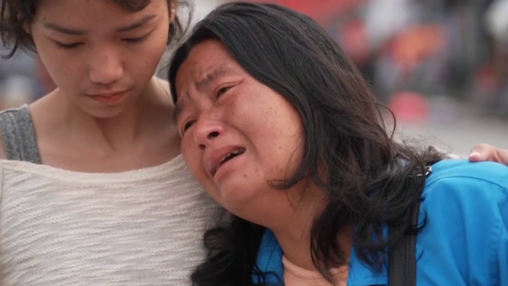 Los familiares de los desaparecidos bajo los escombros en Bangkok se derrumban