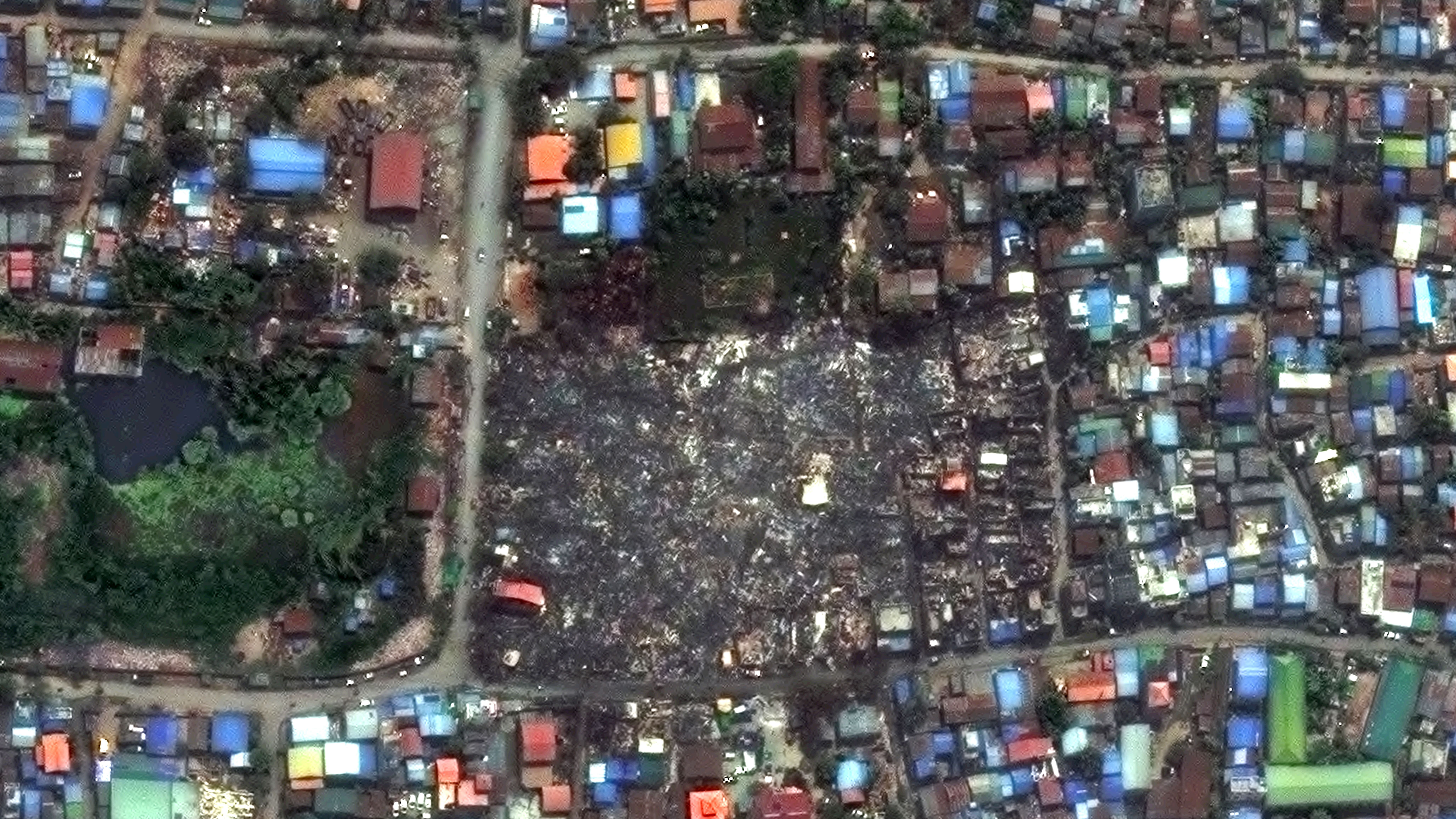 Una imagen satelital facilitada por Maxar Technologies muestra chabolas y edificios destruidos en Mandalay, Myanmar (Birmania)