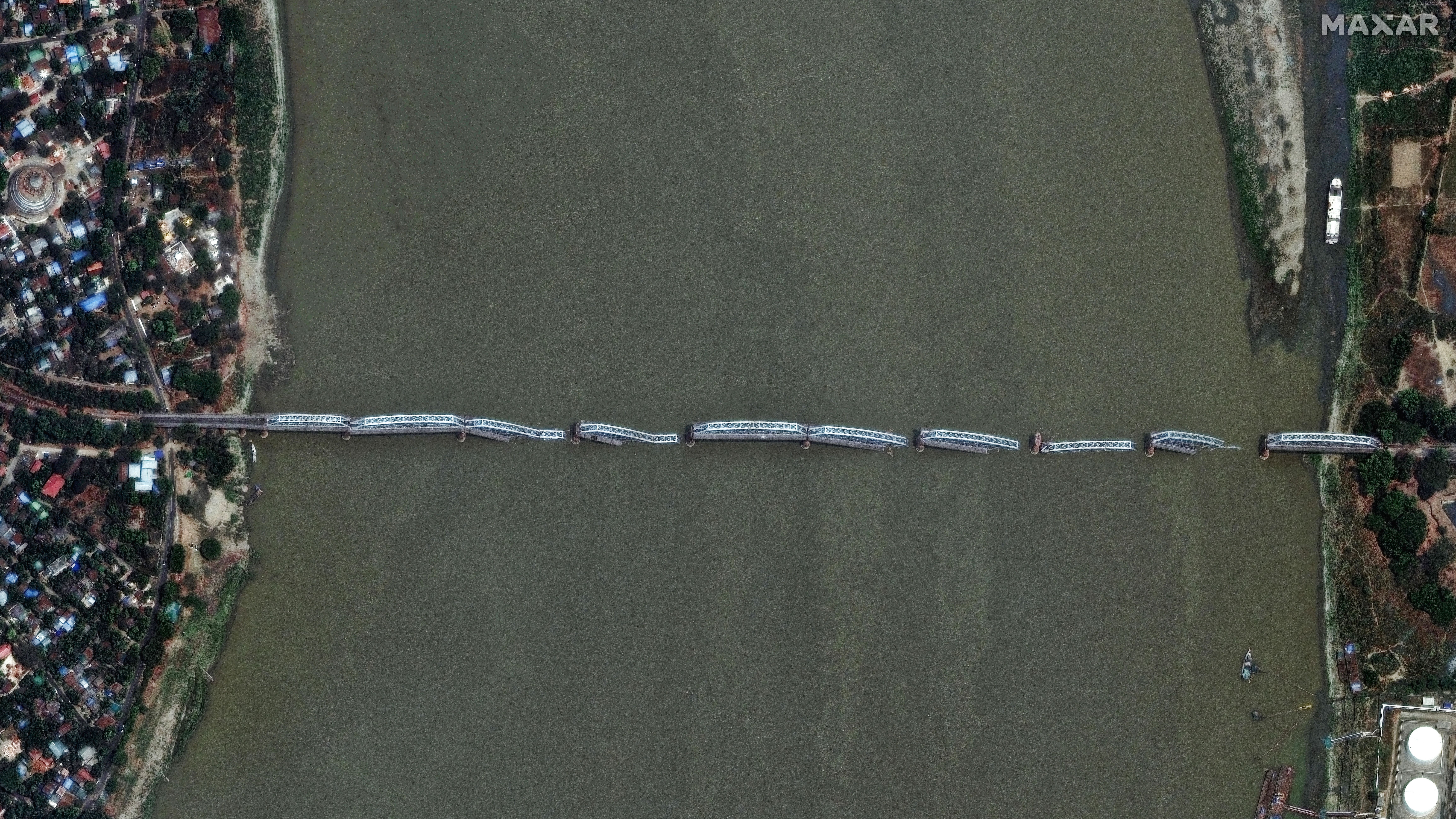 Una imagen satelital facilitada por Maxar Technologies muestra el puente Inwa derrumbado en Mandalay, Myanmar (Birmania)
