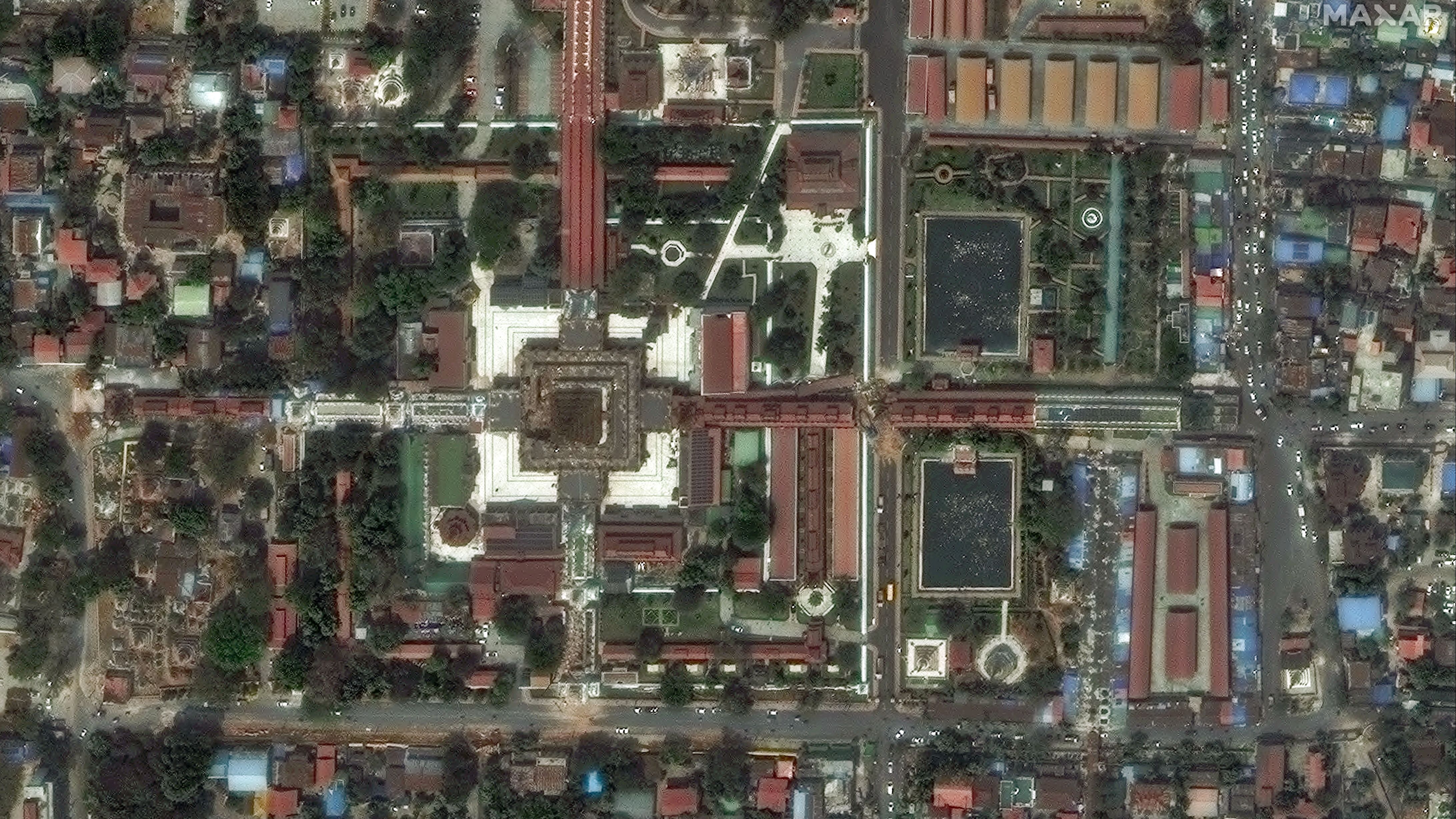 Una imagen satelital facilitada por Maxar Technologies muestra la pagoda Mahamuni dañada en Mandalay, Myanmar (Birmania)