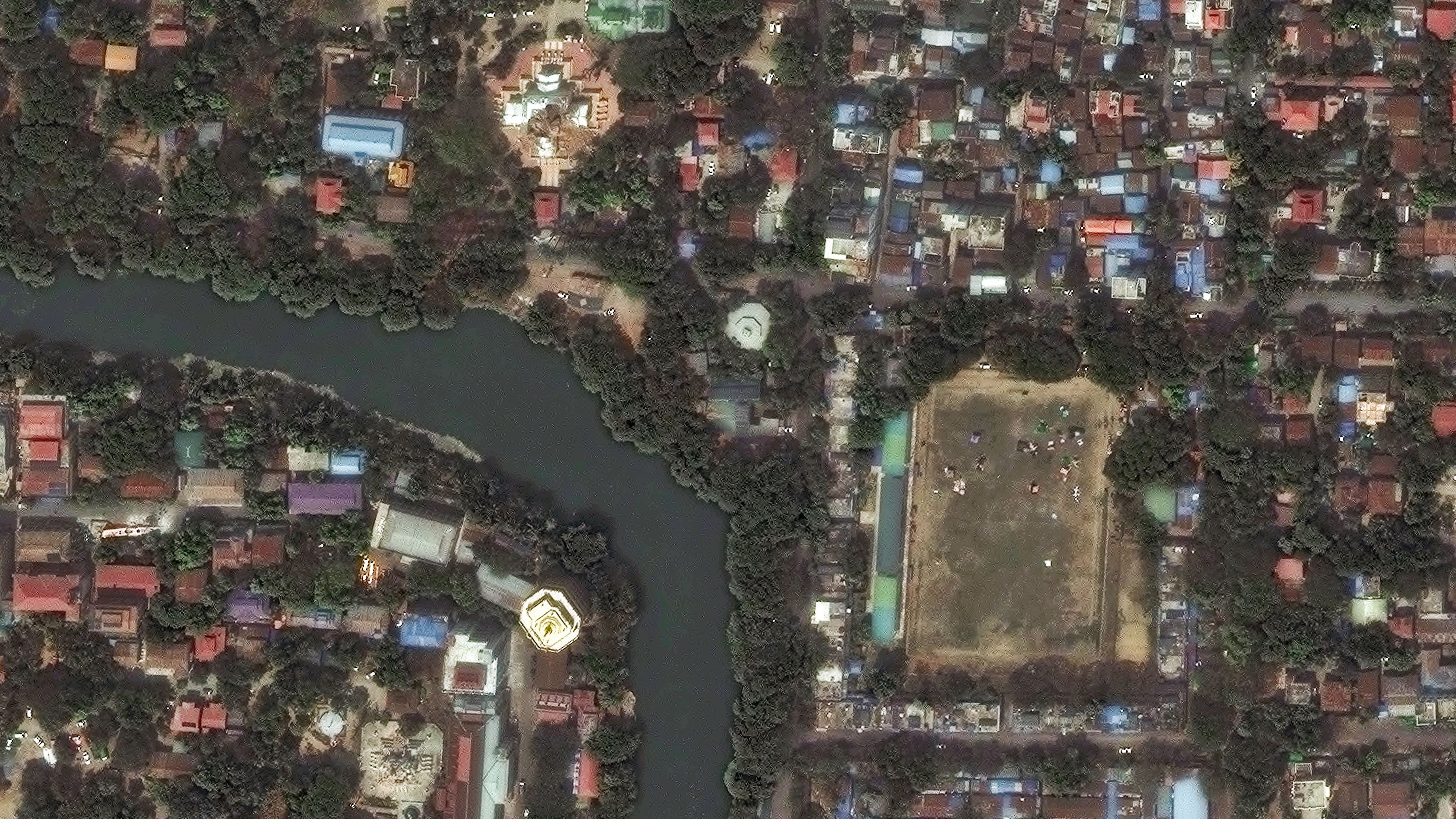 Una imagen satelital facilitada por Maxar Technologies muestra pagodas dañadas y una zona de socorro en Mandalay, Myanmar (Birmania)