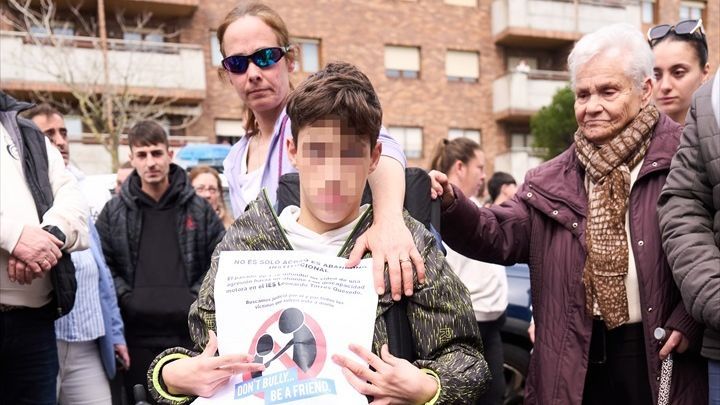 Antonio, el joven con parálisis cerebral que sufrió bullying por parte de cuatro alumnos, durante una concentración en su apoyo el pasado 28 de marzo de 2025.