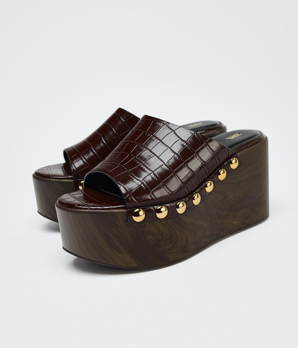 Cuñas con plataforma y tachas