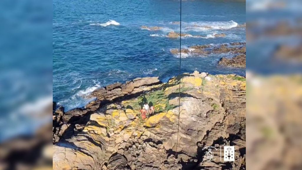 Rescatan a a dos jóvenes que se quedaron atrapados en un islote de Nigrán, en Pontevedra