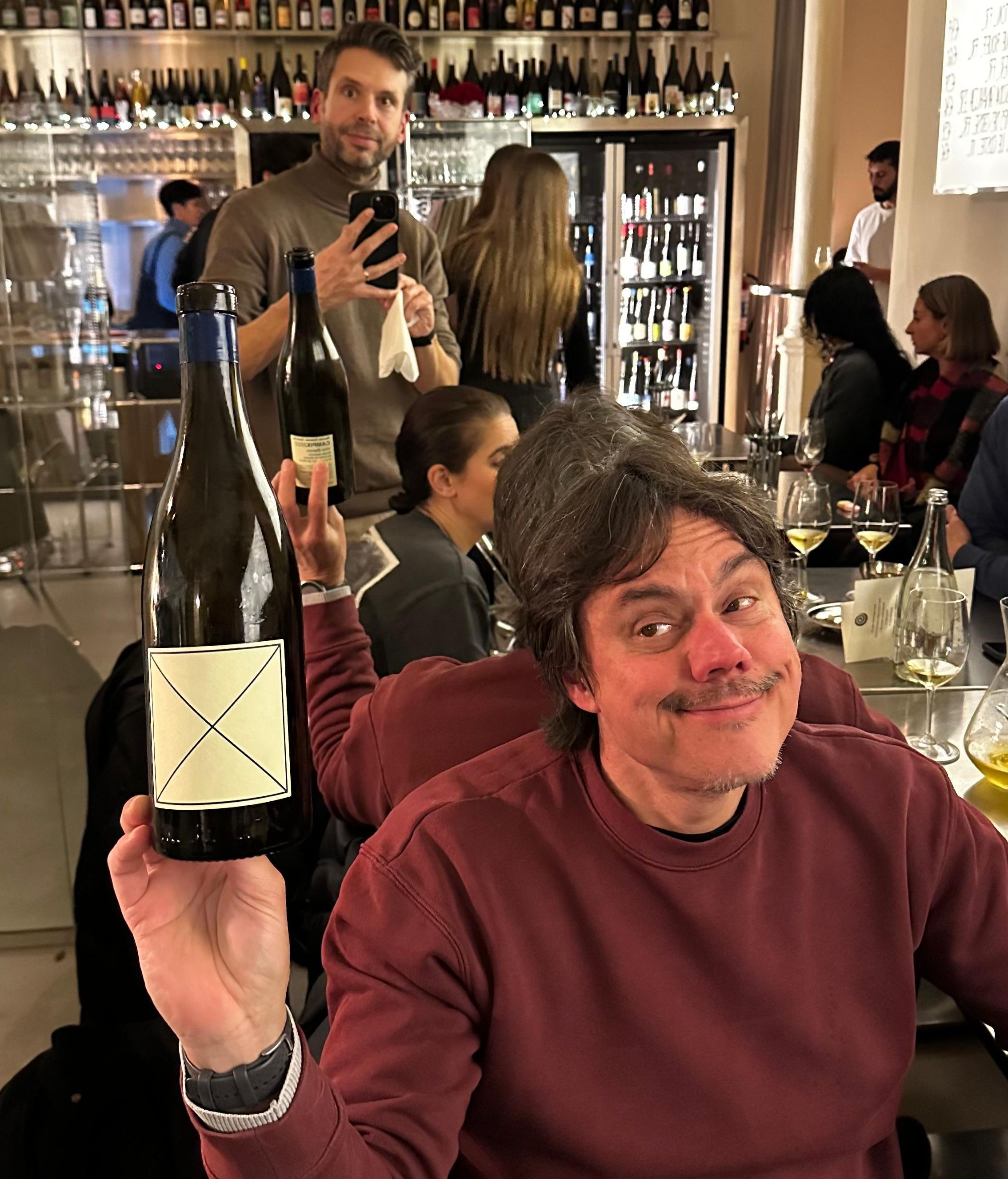 Parte del equipo de Vino & Compañía dejando el pabellón alto.