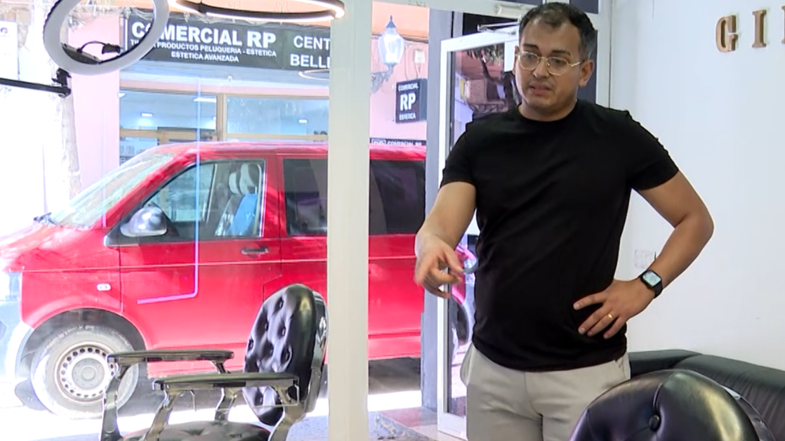 Jorge en su barbería de Picanya