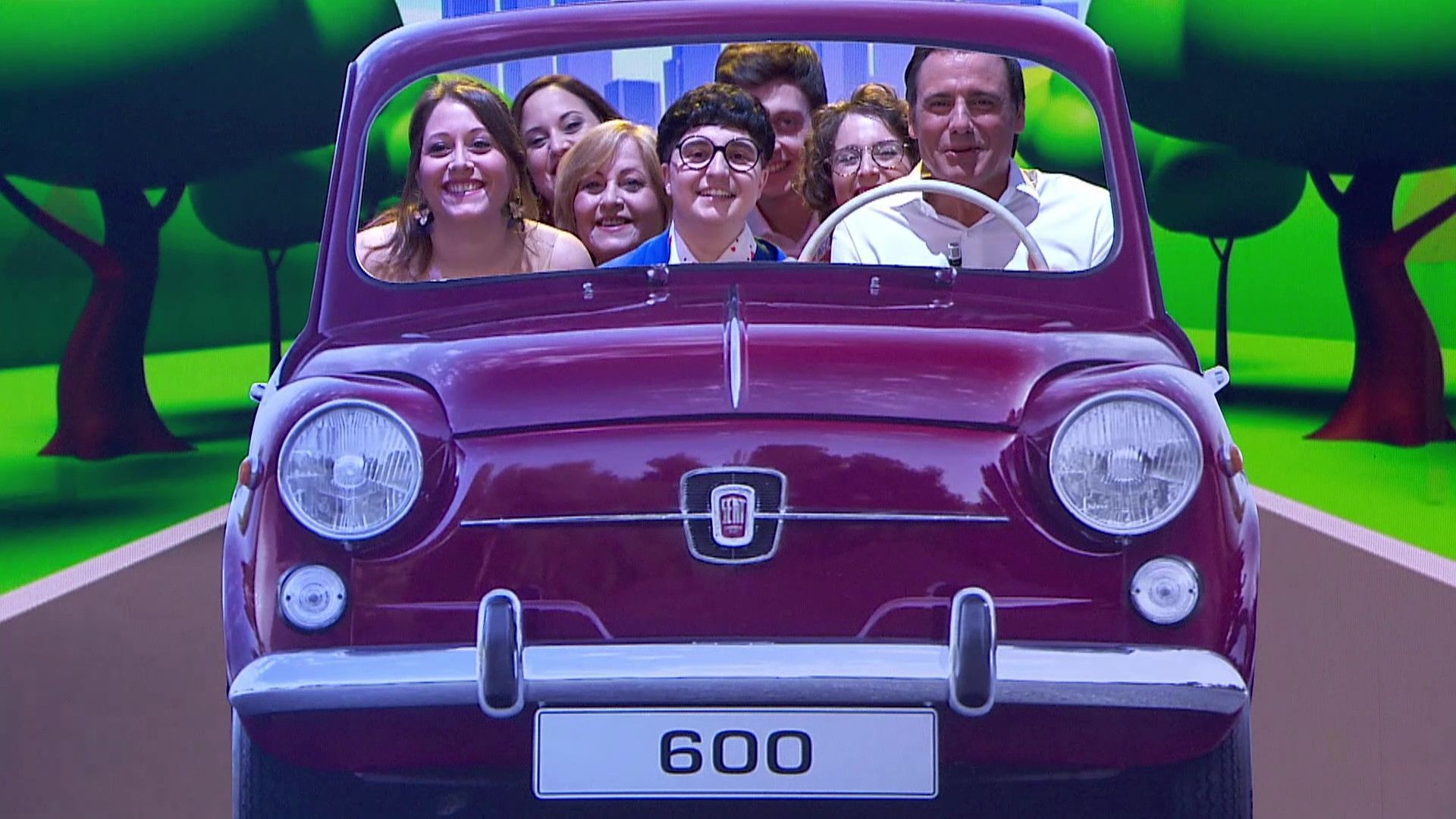 La sensacional entrada de Ion Aramendi y los concursantes para celebrar los 600 programas de 'Reacción en cadena'