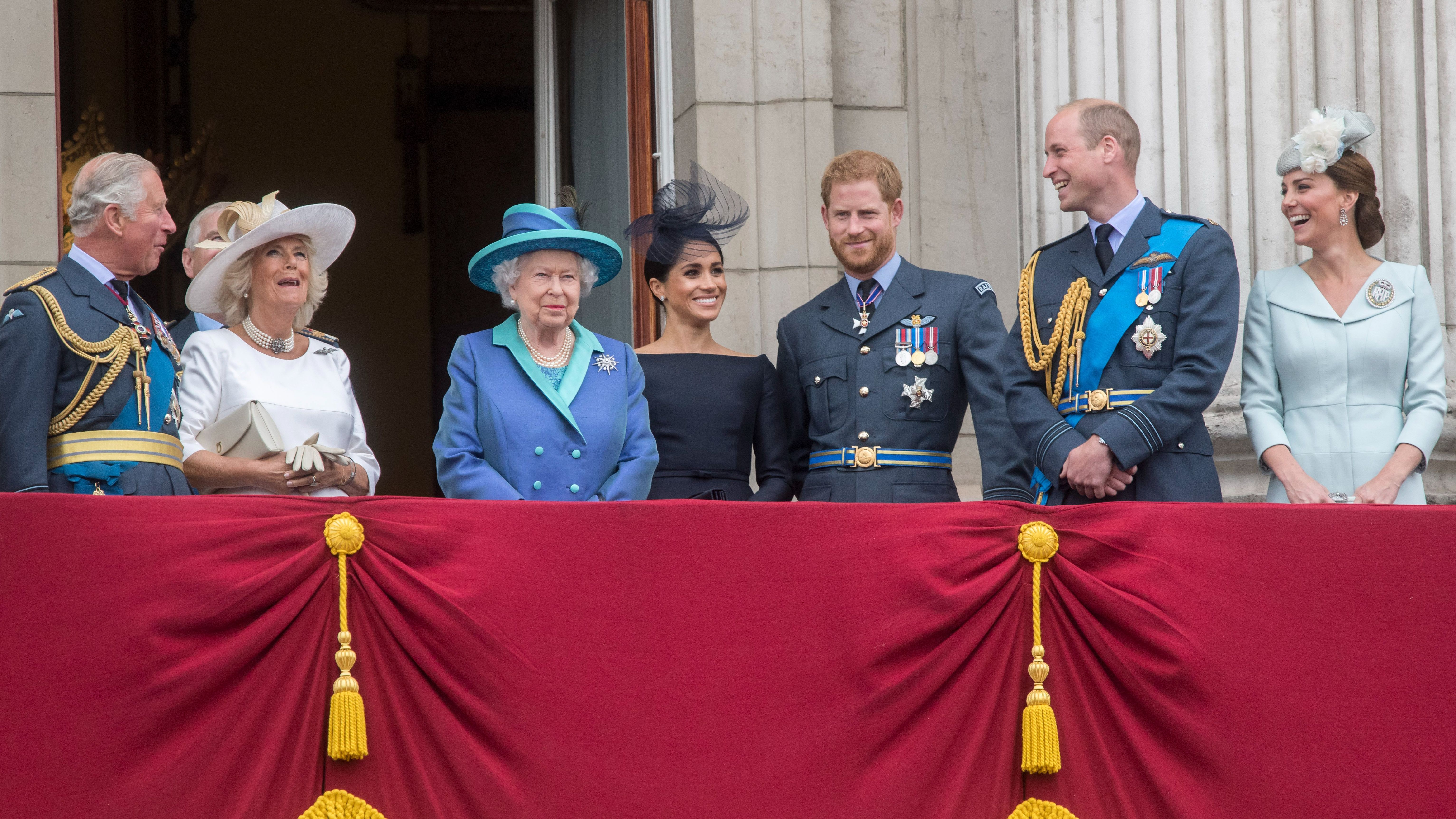 Los príncipes Harry y Guillermo, Meghan Markle, Kate Middleton, Carlos III, Camilla y la reina Isabel II en una imagen de archivo.