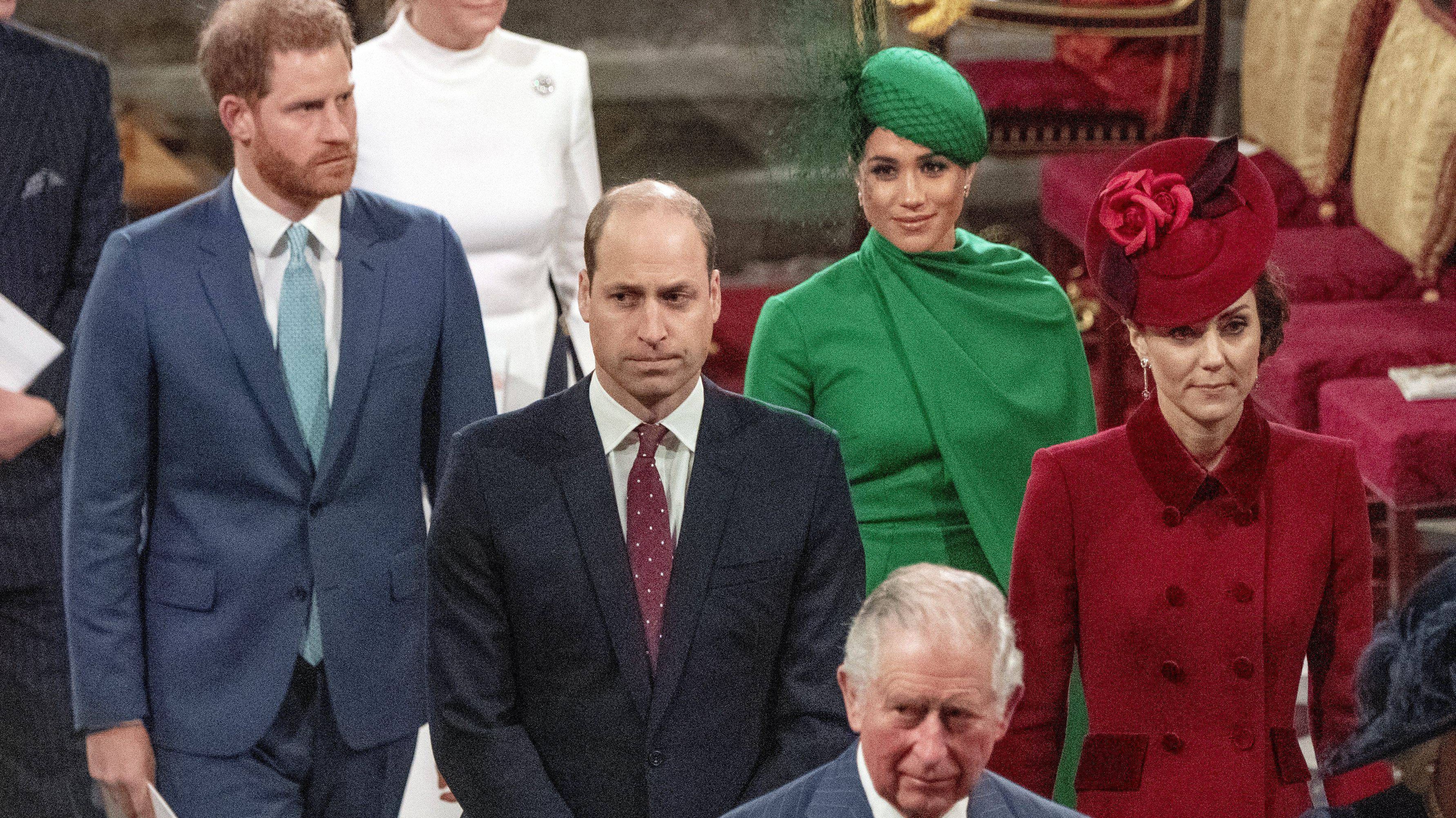 Los príncipes Harry y Guillermo, Meghan Markle, Kate Middleton y el rey Carlos III en una imagen de archivo.