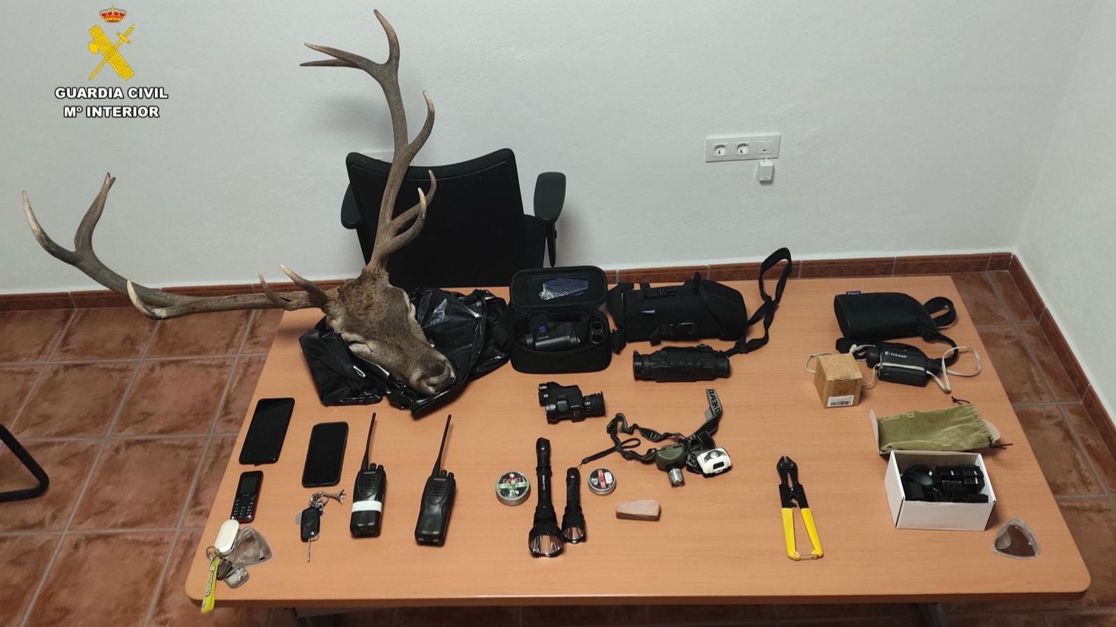 Material incautado a los supuestos cazadores furtivos por el Servicio de Protección de la Naturaleza de la Guardia Civil