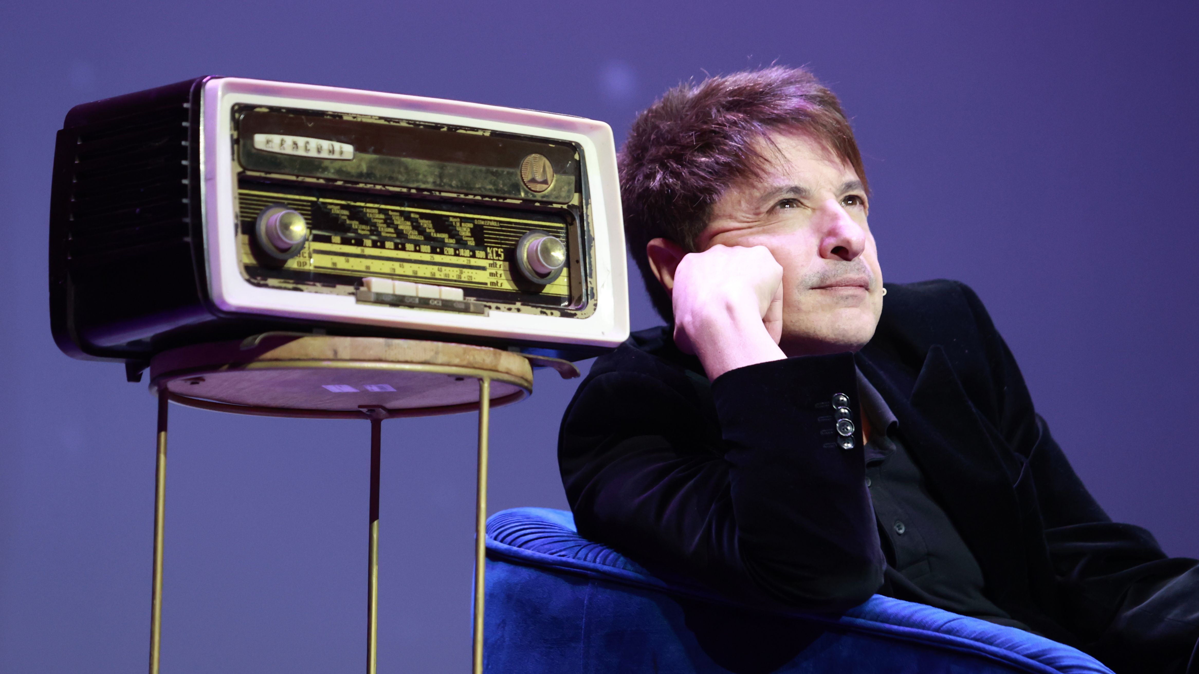 Ortega: érase un hombre pegado a una radio.